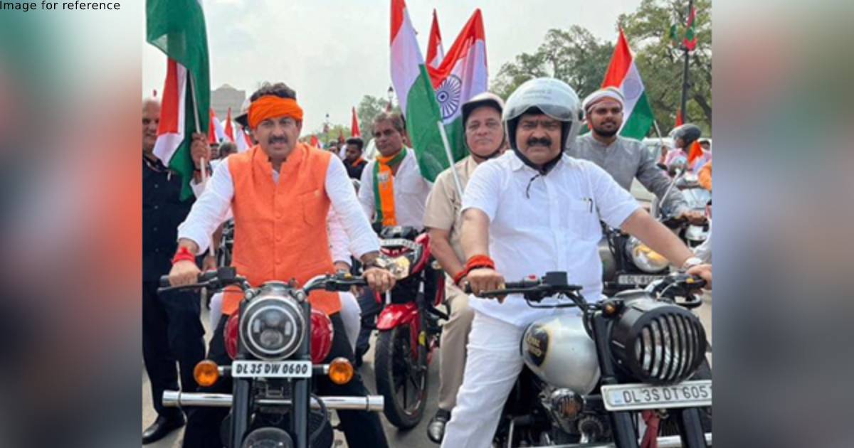 Manoj Tiwari fined for not wearing helmet during bike rally, issues apology
